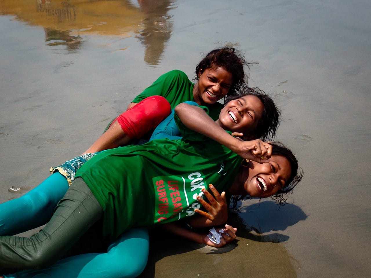 Bangla Surf Girls - Elizabeth D. Costa (1)